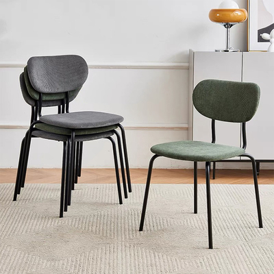 Silla de comedor moderna apilable de terciopelo y cuero con patas de metal