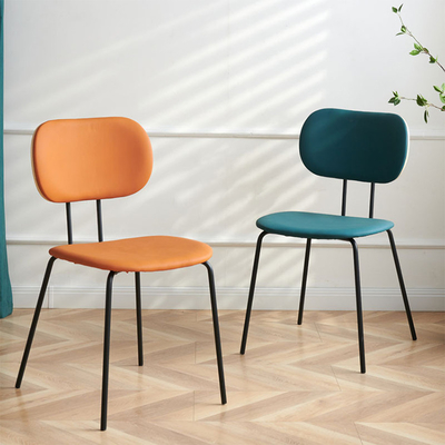 Silla de comedor moderna apilable de terciopelo y cuero con patas de metal