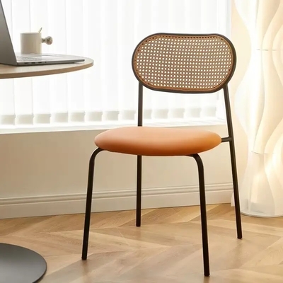 Silla de comedor de ratán moderno apilable con marco de metal
